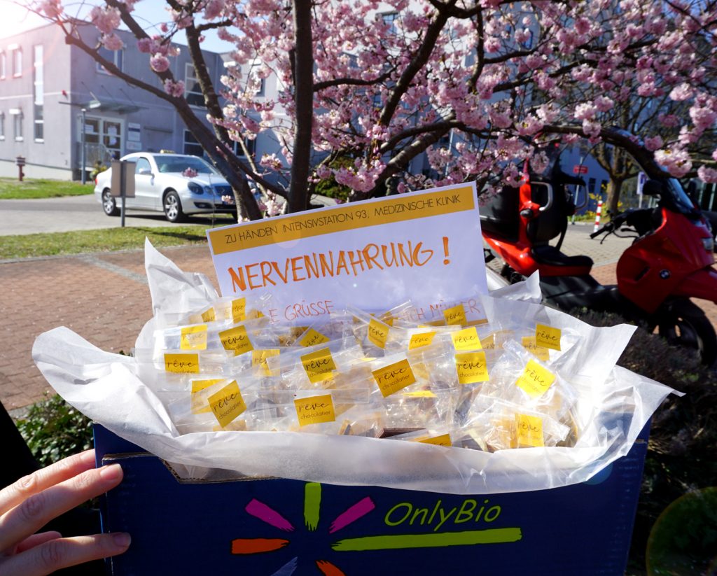 99 Tütchen als Nervennahrung für die Corona Station der medizinischen Klinik Tübingen. 1 Tütchen blieb zu Qualitätszwecke bei der Fahrt auf der Strecke. :)