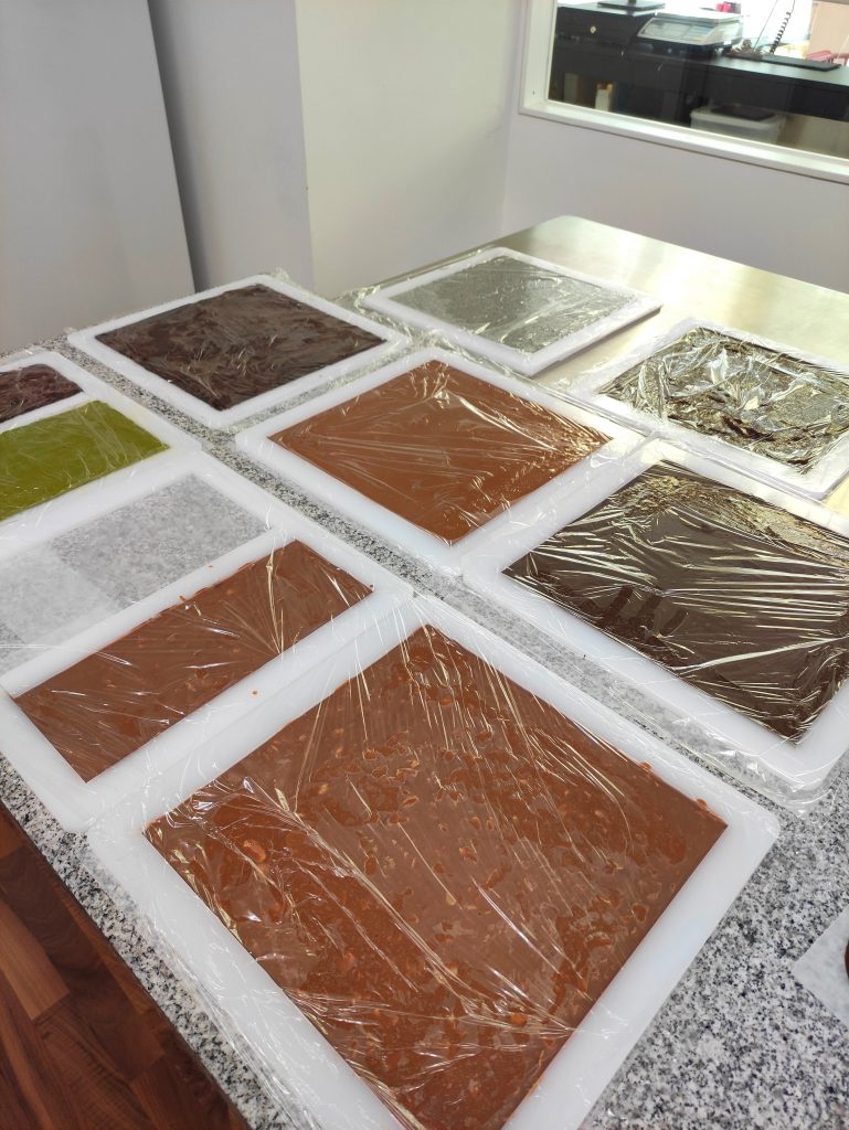 so sah die ganache heute noch aus - morgen früh werden die fertigen pralinen in der vitrine liegen