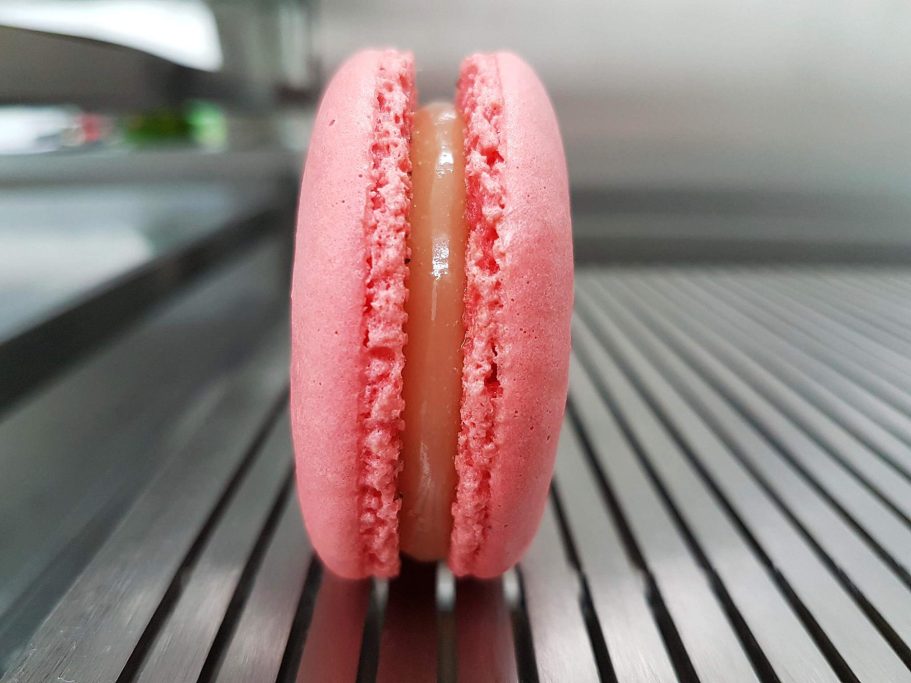Handgemachter Himbeer-Macarons mit zarter rosa Schale und fruchtiger Himbeerfüllung – feines französisches Gebäck Eve Chocolatière Tübingen