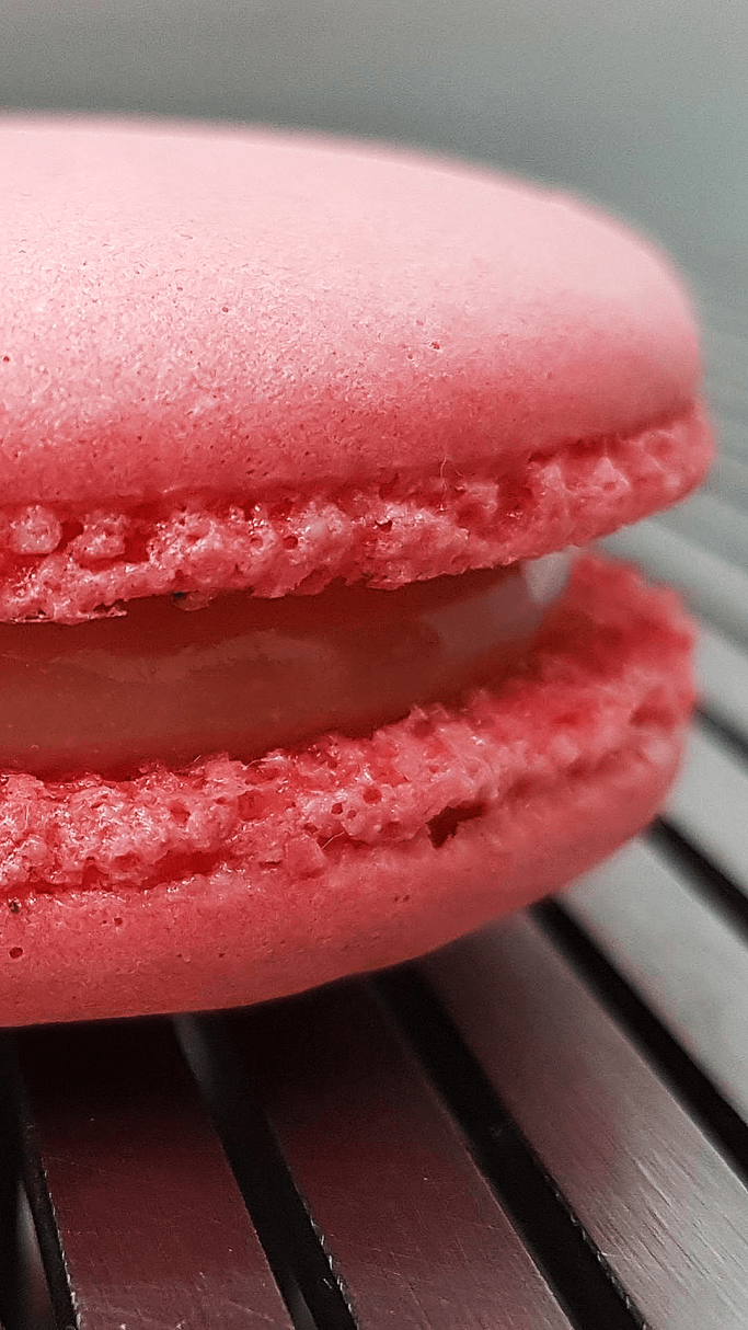 Handgemachter Himbeer-Macarons mit zarter rosa Schale und fruchtiger Himbeerfüllung – feines französisches Gebäck Eve Chocolatière Tübingen